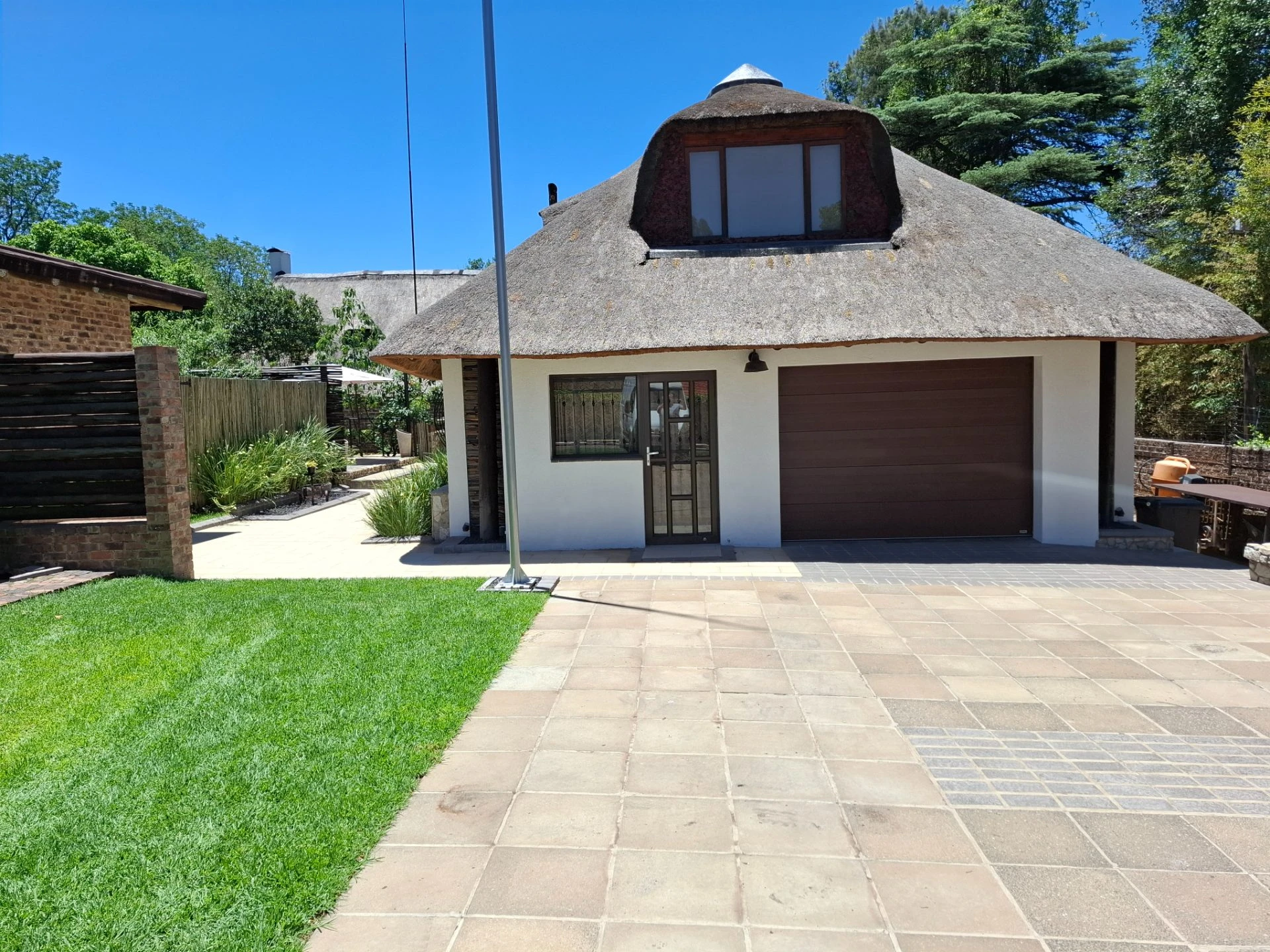 To let, 2 bedroom, 2 bathroom cottage, furnished, underfloor