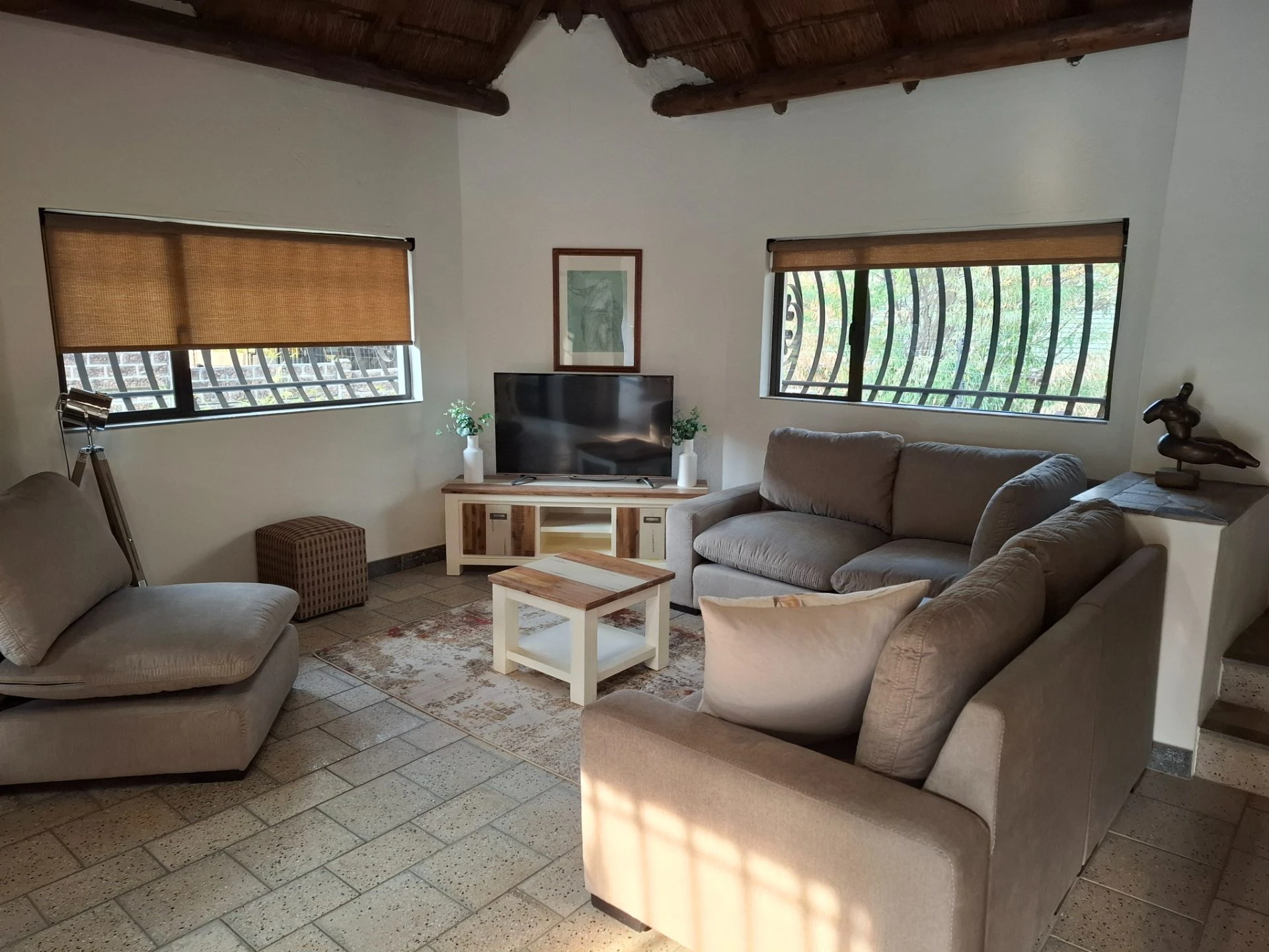 To let, 2 bedroom, 2 bathroom cottage, furnished, underfloor